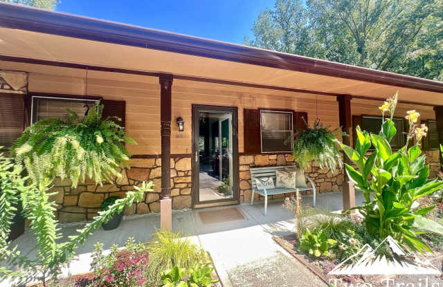 CHARMING 2 BED/1 BATH IN ETOWAH Gallery 1