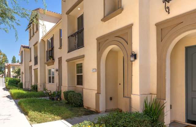 3 Bedroom + 3.5 Bathroom Townhome | Teso Robles | Camarillo | Unfurnished Gallery 1