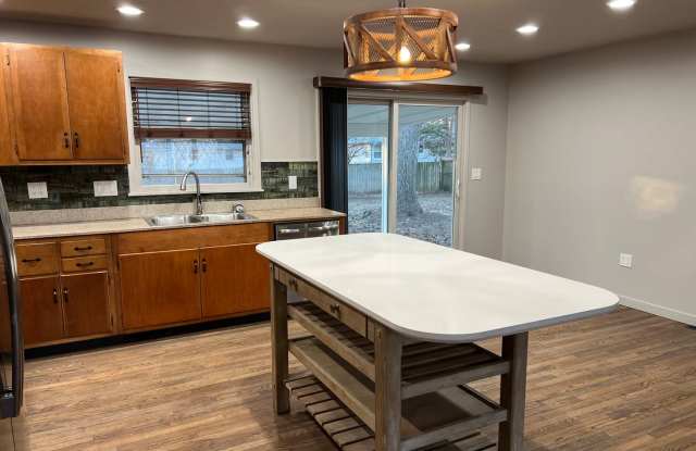 4 Bedroom in Southeast Springfield Gallery 4