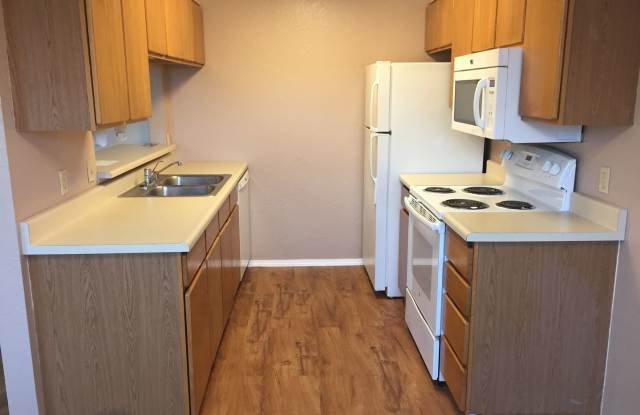 2 Bed/1Ba Apartment, tenant only pays electric photos photos