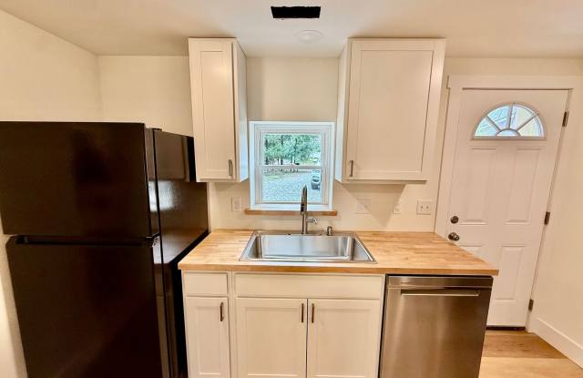 AVAILABLE NOW $1,500!!! 3 Bdrm Close to Campus! Available August 2027 $2,160 Gallery 4