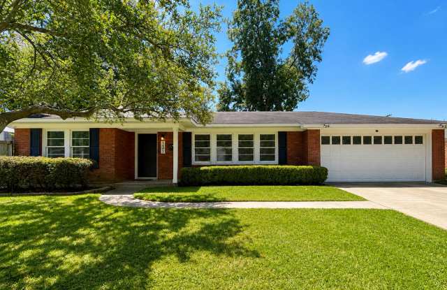 FULLY FURNISHED SHORT TERM RENTAL- LAWN SERVICE INCLUDED photos photos