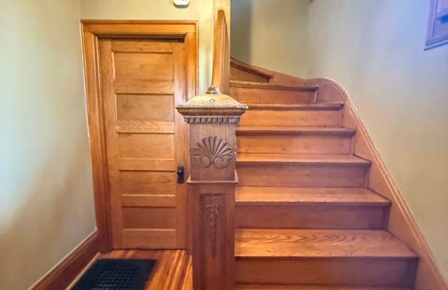 Spacious Three Bedroom Home! - 554 South 26th Avenue, Omaha, NE 68105