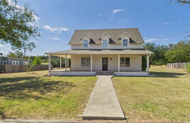 Farm House on the Outskirts of Town - 1743 U.S. 87, Gillespie County, TX 78624