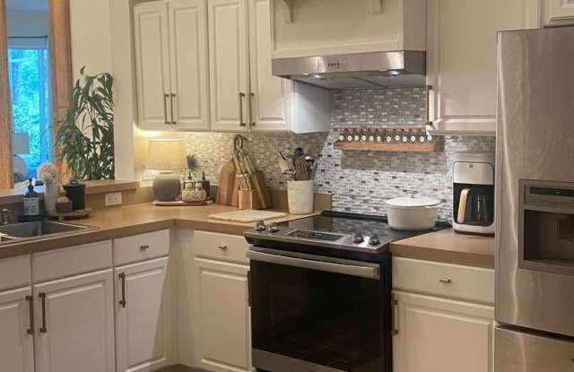 ** 3/2.5 TOWNHOUSE AVAILABLE FOR SEASON ** BEAUTIFULLY UPDATED UNIT ** STRATFORD PLACE NORTH NAPLES *** photos photos