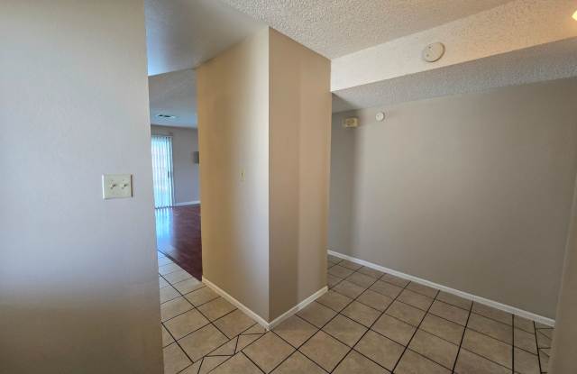 SINGLE STORY HOME WITH POOL!!! Gallery 3