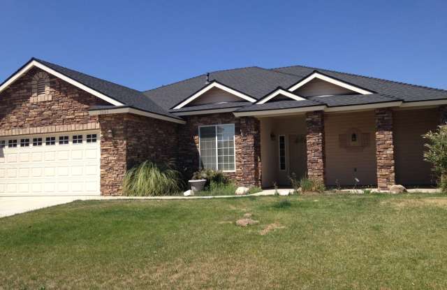 Beautiful 3BR/2BA Home in City - 1325 Scarlet Oak Drive, Tehachapi, CA 93561