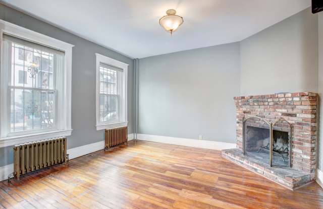 Spacious Three Bedroom + Den in Columbia Heights! Parking Included! photos photos