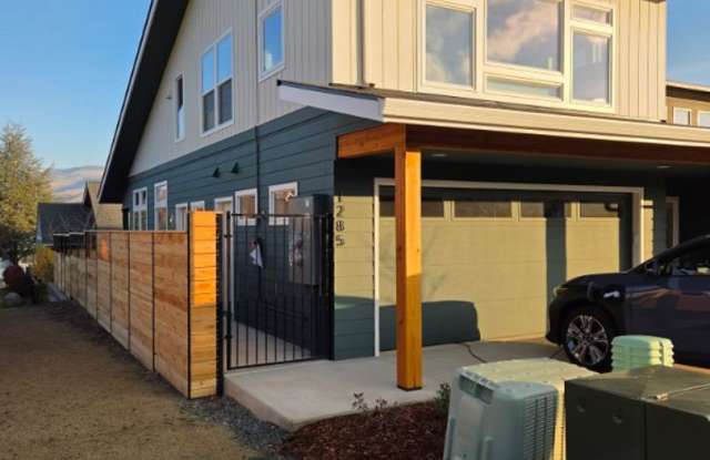 New 1 Bedroom Apartment in Central Ashland Location | Available Mid November! Gallery 1