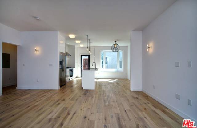 109 North FLORES Street Gallery 3