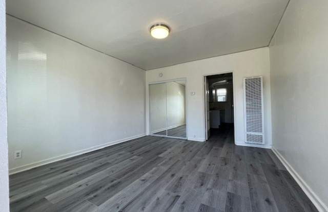 Quaint Studio, Freshly Painted, with modern fixtures, with front and back entrance, photos photos