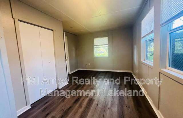 305 1/2 E Tomlin St Gallery 4