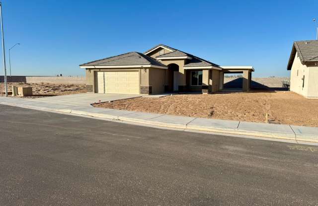 Newer Four Bedroom Three Bath Home in San Luis AZ. Gallery 3