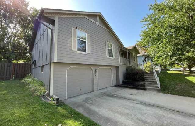 632 Northeast Adams Drive - 632 Northeast Adams Drive, Lee's Summit, MO 64086