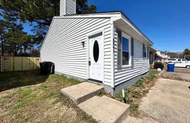 Charming Updated End-Unit Home with Private Yard in Virginia Beach - 5541 Lynbrook Landing, Virginia Beach, VA 23462