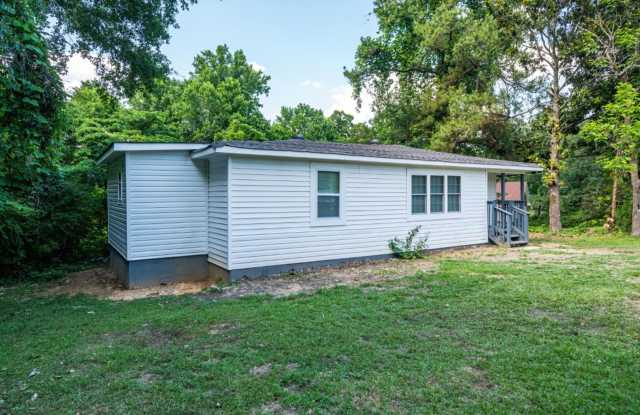 Beautifully Updated 3BR Home with Private Driveway & Spacious Yard Gallery 3