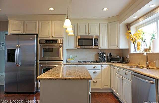4086 PINEHURST Drive Gallery 3