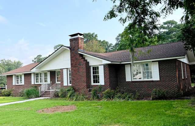 Charming 3 bed, 2 bath on Corner Lot in Old Pooler Gallery 4