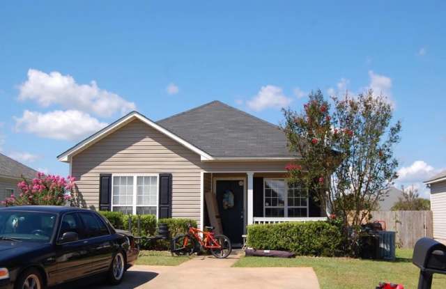Charming 3-Bedroom Home in Convenient Warner Robins Location Gallery 1