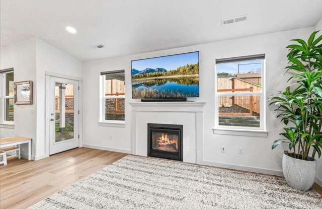 BEAUTIFUL 4 BEDROOM HOME OFF FOOTHILLS - EAST MEDFORD photos photos