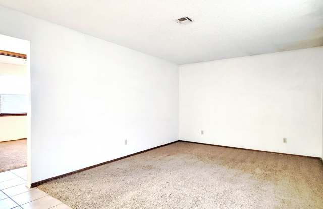 Charming 2 Bedroom Duplex in Tuttle, Oklahoma - Your Ideal Home Awaits! photos photos