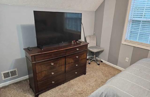 Room in 3 Bedroom Home in Rex Gallery 4