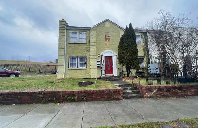 1700 CAPITOL Avenue NE unit: 4 photos photos