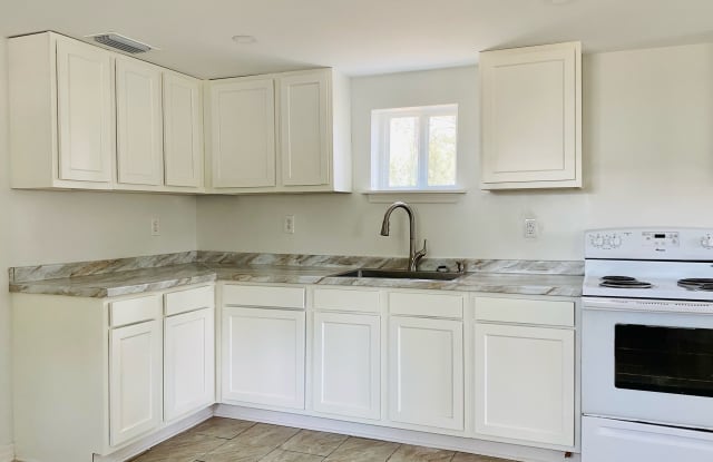 7527 Douglas Street - B photos photos