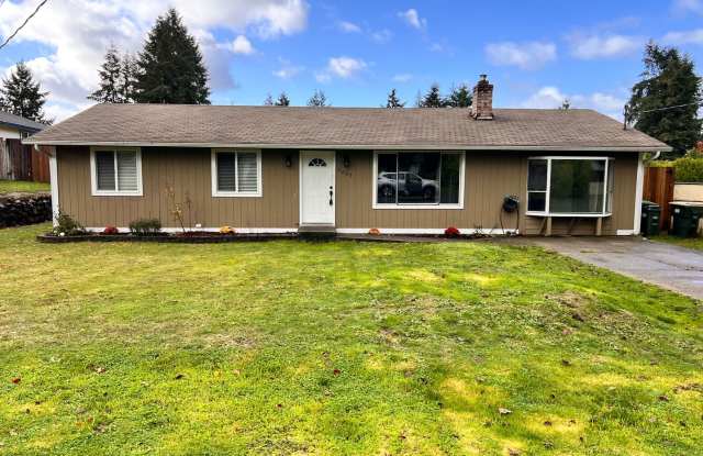 Charming Rambler- 3bd 1bath Includes Den and Huge Fully Fenced Backyard Gallery 1