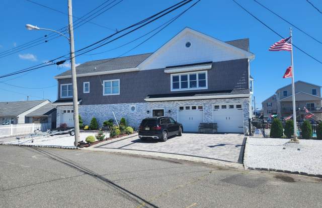 241 Fernwood Gallery 3