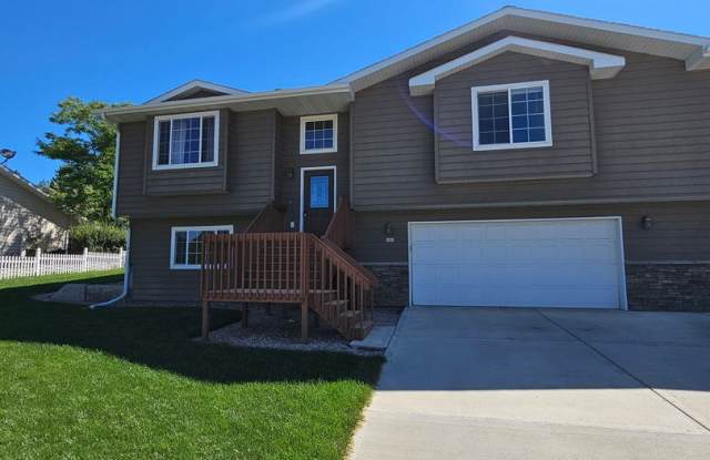 4 BEDROOM | 3 BATH | TOWNHOME | GARAGE | WEST SIDE - 3930 Park Drive, Rapid City, SD 57702