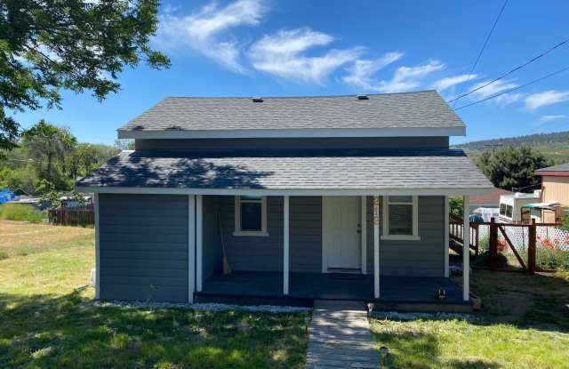 2 Bedroom House - 212 East Lowell Street, Klamath Falls, OR 97601 2 Bedroom House - 212 East Lowell Street, Klamath Falls, OR 97601