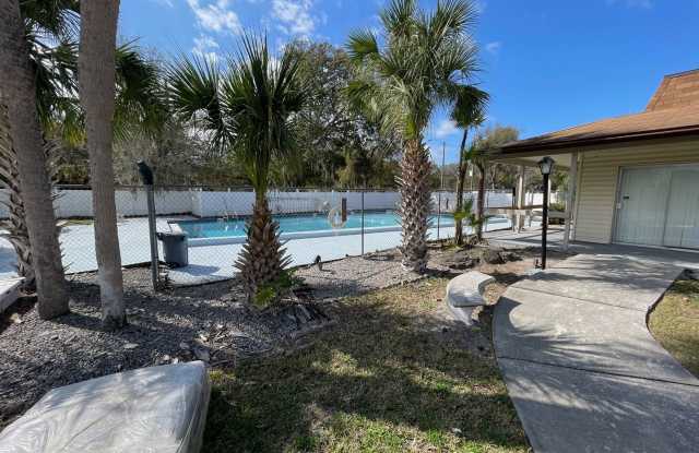 Spacious 2 bedroom/1 Bathroom End Unit Upstairs Condo. Gallery 4