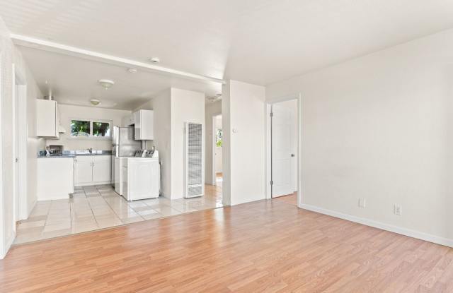 Spacious 4-Bed Oakland Unit w/ In-Unit Laundry & Gated Parking Gallery 3