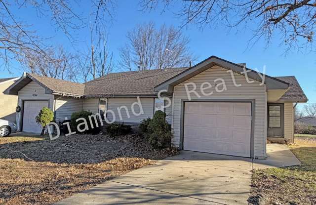 Spacious 2 Bedroom Duplex with Huge Parklike Backyard! photos photos