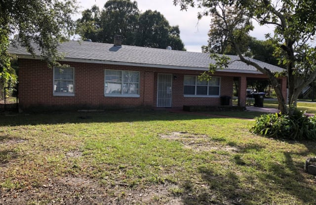2422 Pineway Dr - 2422 Pineway Drive, Oak Ridge, FL 32839