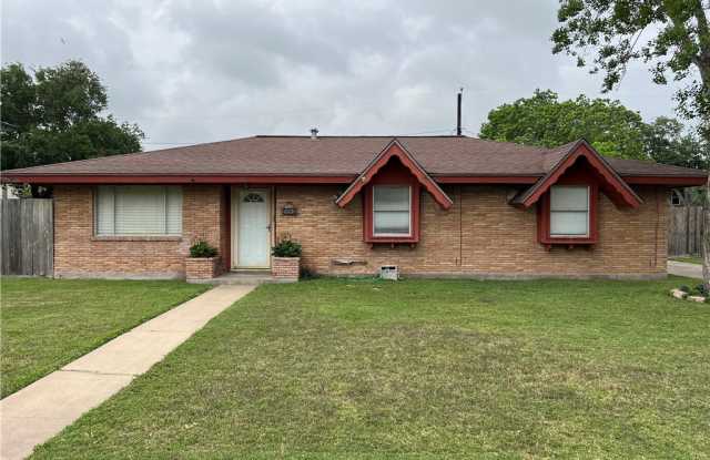 111 Driftwood Drive - 111 Driftwood Drive, Portland, TX 78374