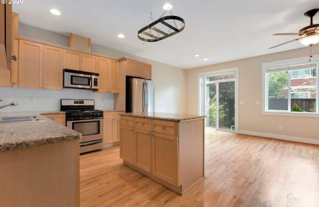 Bright Bull Mountain Townhome - Hardwoods, Granite, Private Patio, Garage, and more! photos photos