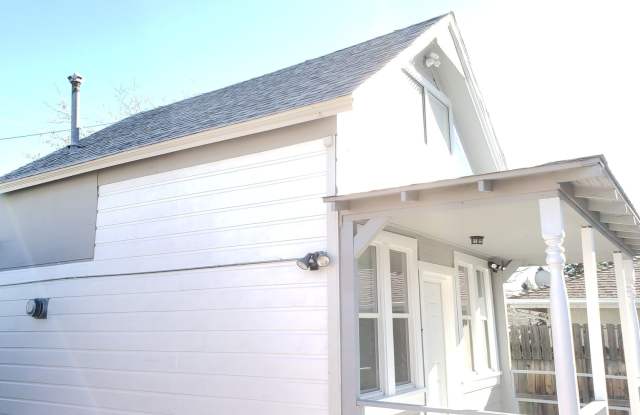 Fully furnished newly remodelled 1 bedroom house near Midtown all utilities and WiFi. - 112 Keystone Avenue, Reno, NV 89503