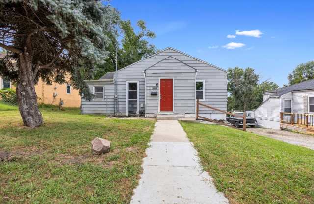 2 Bedroom with 3 Stall Attached Garage!! Gallery 1
