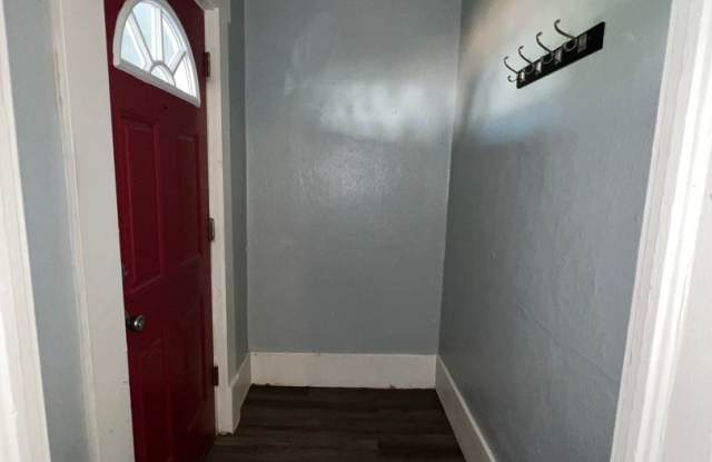 Quiet neighborhood -Cute Single Family Home Gallery 3