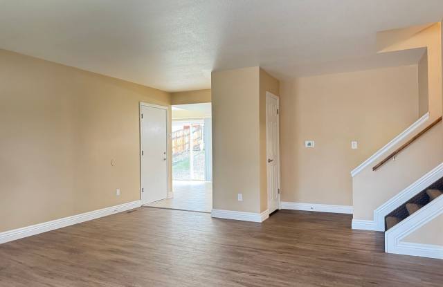 BEAUTIFULLY UPDATED TRI LEVEL HOME IN VISTA GRANDE AREA Gallery 3