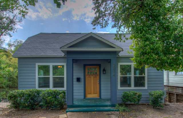 AUGUST UT PRE-LEASE: West Campus 5 bed / 3 bath home, private backyard, spacious living room photos photos