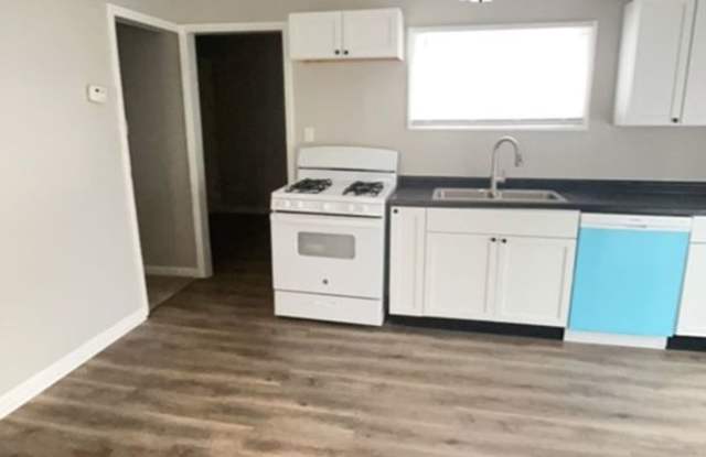 Spacious Newly Renovated 4 Bed 2 Full Bath Home Located Near Downtown! photos photos