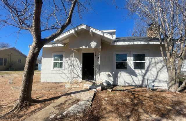 LARGE 4 BEDROOM 2 BATH HOUSE NEAR HSU AND HENDRICK NORTH - 1918 Swenson Street, Abilene, TX 79603