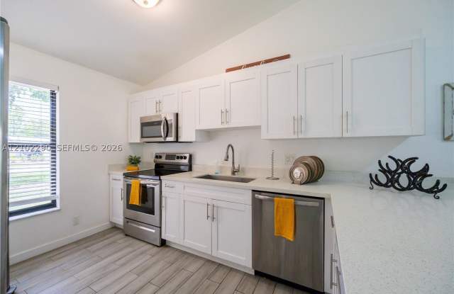 1200 Hyacinth Pl Gallery 4