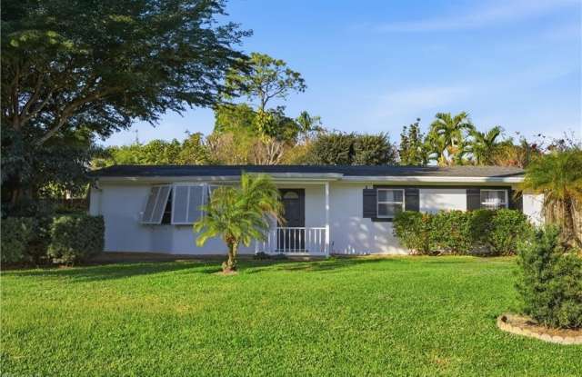 2261 11th St N photos photos