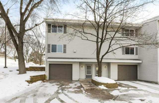 Beautiful 3Bed 2Bath End-Unit Townhome in Maplewood Gallery 1