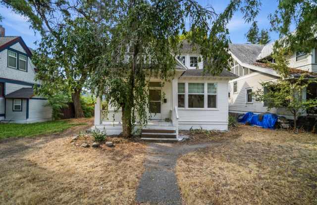 Charming 5-Bedroom Home with Fenced Yard in Spokane Gallery 3