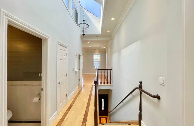 Spacious Bi-Level Top Floor 2BR + Sunroom/2.5BA w/Private Deck, Views – In Prime Noe Valley – PROGRESSIVE photos photos